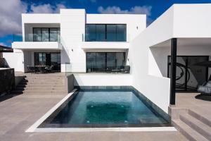 Exclusive 6 bedrooms Villa in Lanzarote - Ocean & Volcano Views, Private Pool, Jacuzzi & Gym