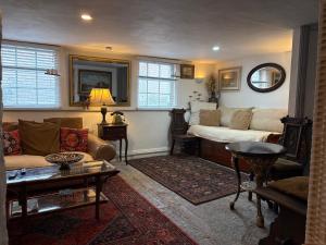 Charming Historic Apartment Adjoining Beautiful Central Taunton Park