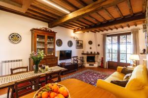 Top of hill, with view on Siena, Chianti and Crete