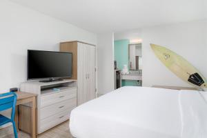 Standard King Room room in Surf & Sand Hotel