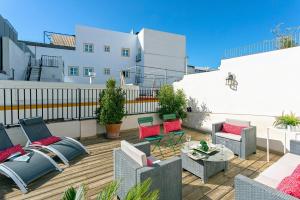 Duplex Two-Bedroom Apartment with Terrace room in Genteel Home Padre Marchena
