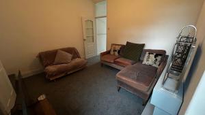 Double Bed - Fast WiFi - Free Parking - 1 Bedroom in 4 Bedroom House PS2