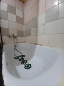 Cabaña con muro de escalada