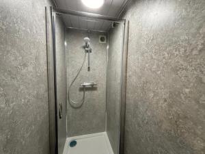 Perfect for NHS Staff & Contractors - Fast WiFi - 1 Bedroom in 4 Bedroom House CD2