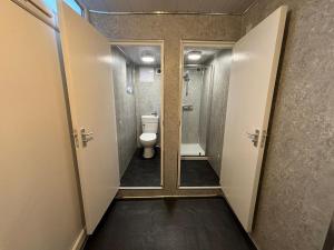 Perfect for NHS Staff & Contractors - Fast WiFi - 1 Bedroom in 4 Bedroom House CD2