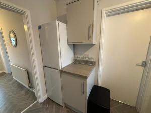 Perfect for NHS Staff & Contractors - Fast WiFi - 1 Bedroom in 4 Bedroom House CD2