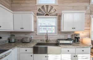 Cozy 1BR Tiny Home with Pool Access and Free Tix