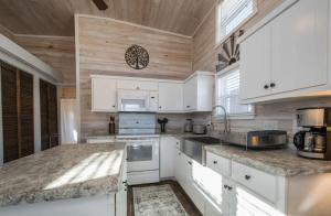 Cozy 1BR Tiny Home with Pool Access and Free Tix