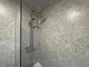 Perfect for NHS Staff & Contractors - Fast WiFi - 1 Bedroom in 4 Bedroom House CD3