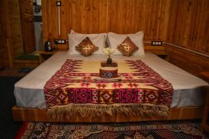 Rustic wood house - A village home stay in Jibhi Valley