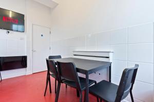 Modern, Spacious 4 bed Suite with Parking