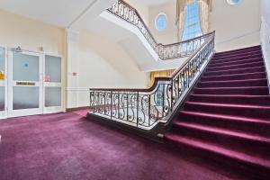 Modern, Spacious 4 bed Suite with Parking
