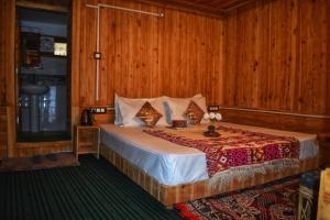 Rustic wood house - A village home stay in Jibhi Valley