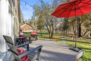 Quiet Waterfront Cottage on the Little Spokane River