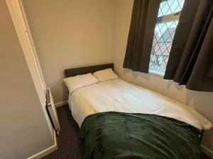 Perfect for NHS Staff & Contractors - Fast WiFi - 1 Bedroom in 4 Bedroom House CD4 - 莱斯比