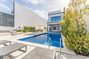 Overlooking Pool & Sea Views Villa with BBQ Facility, Sharm - Al Dana Villa, Al Dana Island by Deluxe Holiday Homes - Wāsiţ