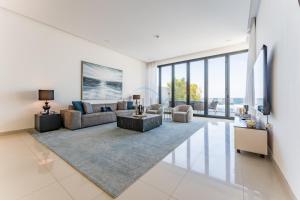 Overlooking Pool & Sea Views Villa with BBQ Facility, Sharm - Al Dana Villa, Al Dana Island by Deluxe Holiday Homes
