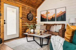 Peaceful Cabin - Hot Tub, Fire Pit & Fireplace