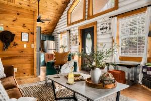 Peaceful Cabin - Hot Tub, Fire Pit & Fireplace