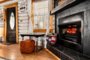 Peaceful Cabin - Hot Tub, Fire Pit & Fireplace