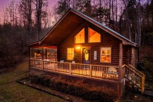 Peaceful Cabin - Hot Tub, Fire Pit & Fireplace