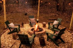 Peaceful Cabin - Hot Tub, Fire Pit & Fireplace