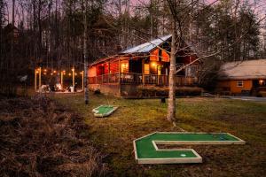 Peaceful Cabin - Hot Tub, Fire Pit & Fireplace
