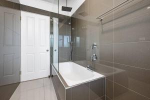 Central to Everything Spacious 1 Bedroom Apartment