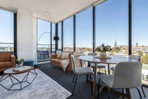 Panoramic views in the heart of Richmond, 2 BRs