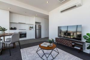 Panoramic views in the heart of Richmond, 2 BRs