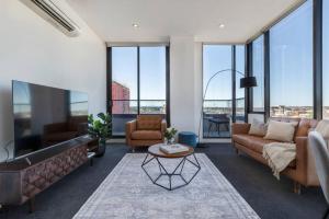 Panoramic views in the heart of Richmond, 2 BRs