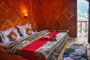 Rustic wood house - A village home stay in Jibhi Valley