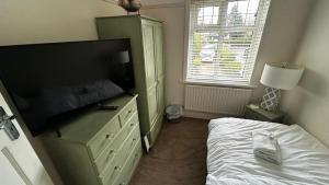 Next To Hospital - Parking - Close to Town Centre - 1 Bedroom in 4 Bedroom House SR2