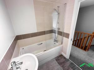 Saxonfields Drive Double Bed - Fast WiFi - Free Parking - 1 Bedroom in 2 Bedroom House SD1