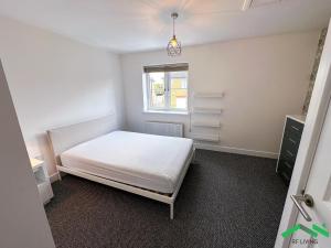 Double Bed - Fast WiFi - Free Parking - 1 Bedroom in 2 Bedroom House SD1