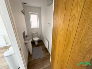 Double Bed - Fast WiFi - Free Parking - 1 Bedroom in 2 Bedroom House SD1