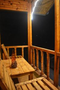 Rustic wood house - A village home stay in Jibhi Valley
