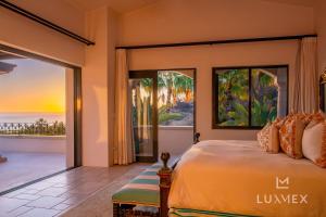 Luxurious Seclusion at Palmilla Fully Staffed - Swimmable Beach