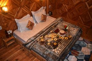 Rustic wood house - A village home stay in Jibhi Valley