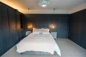 King Bed - Shared Bathroom, WiFi & Ample Parking - 1 Bedroom in 4 Bedroom House HA3 - Humberston