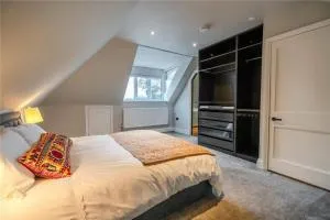 King Bed - En-Suite, Fast WiFi & Ample Parking - 1 Bedroom in 4 Bedroom House HA4 - Humberston