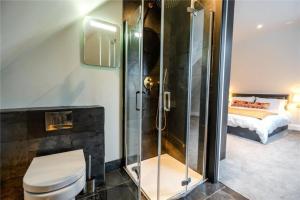 Humberston Avenue King Bed - En-Suite, Fast WiFi & Ample Parking - 1 Bedroom in 4 Bedroom House HA4