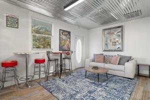 2 bedroom 1 bath pool view Private suite