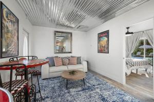 2 bedroom 1 bath pool view Private suite