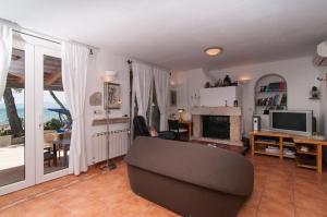 Exclusive Beachfront Villa with Pool for 8 at Island Brač