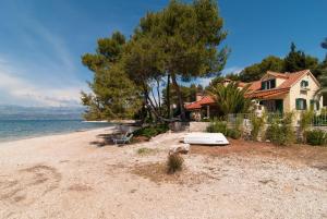 Exclusive Beachfront Villa with Pool for 8 at Island Brač