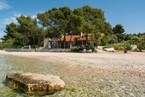 Exclusive Beachfront Villa with Pool for 8 at Island Brač