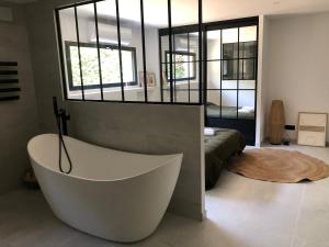 Magnifique propriété - piscine et jardin paysagé