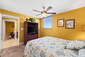 Sunrise Beach 14th-Floor Gulf-Front Condo Pools, Bunks & Balcony Views