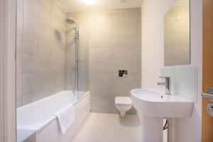 3BR, smart TV, self check-in, coffee machine